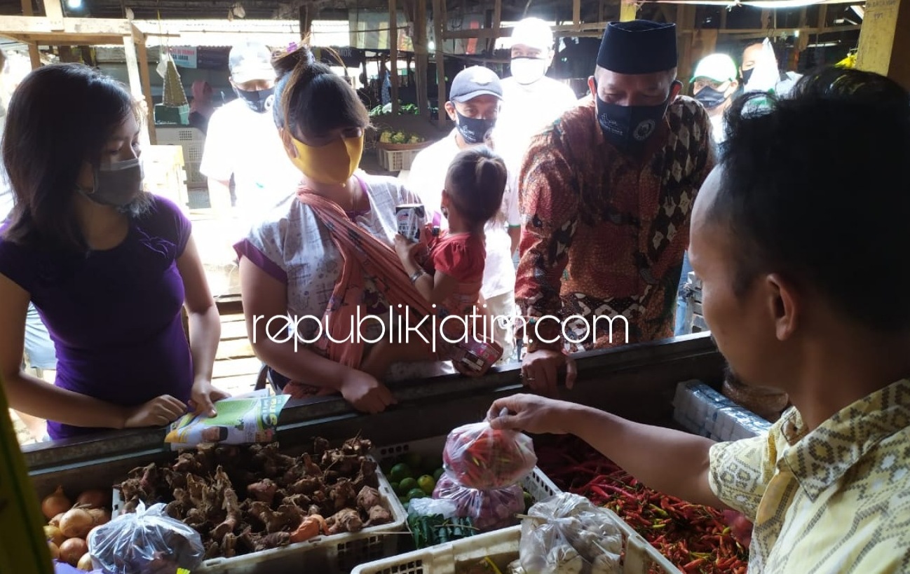 KELUHAN - Bacabup Sidoarjo, Bambang Haryo Soekartono (BHS) menampung keluhan para pedagang Pasar Surungan Desa Penambangan, Kecamatan Balongbendo, Sidoarjo yang berdekatan dengan penyeberangan sungai Sidoarjo - Gresik, Selasa (07/07/2020).