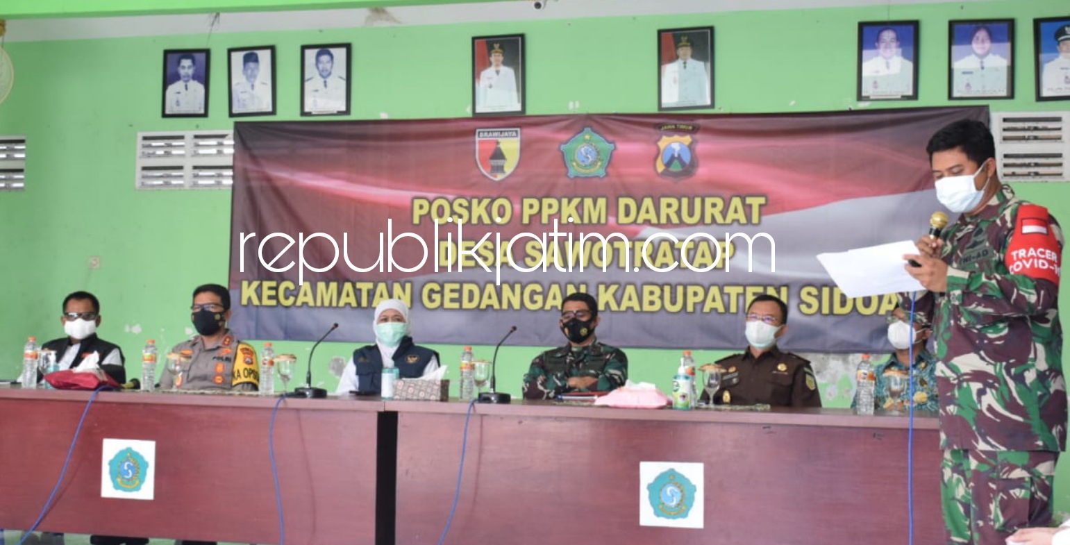 PERHATIAN - Gubernur Jatim Khofifah Indar Parawansa didampingi Kapolda Irjen Pol Nico Afinta, Pangdam V/Brawijaya Mayjen TNI Suharyanto, Sekdaprov Heru Tjahjono dan Forkopimda Sidoarjo mengecek Posko PPKM Darurat di Sawotratap Gedangan, Rabu (07/07/2021).