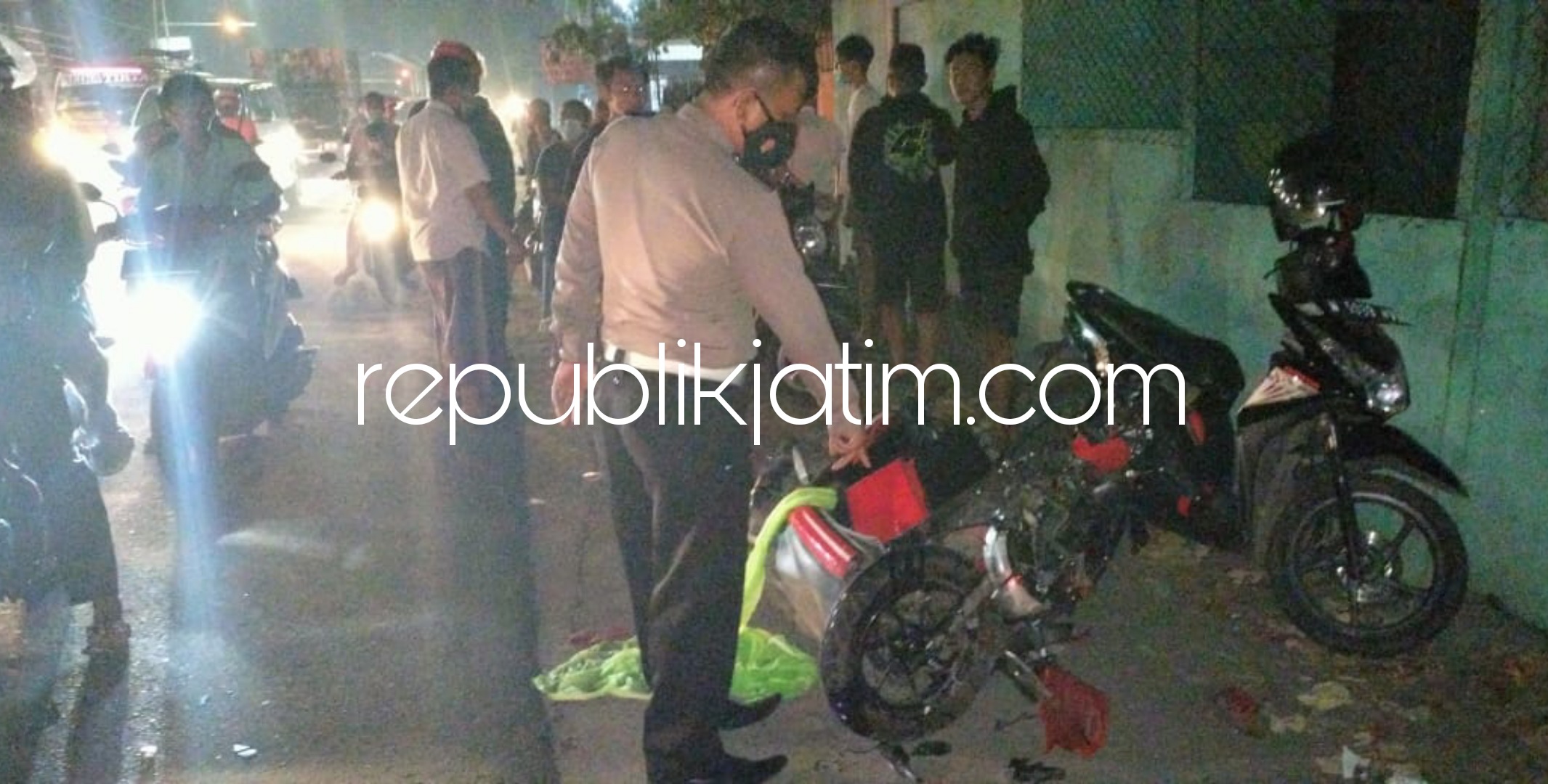RINGSEK - Petugas Unit Laka, Satuan Lantas, Polresta Sidoarjo menunjukkan dua motor yang beradu moncong di JL Raya Tropodo, Kecamatan Krian hingga ringsek dan menyebabkan seorang pelajar meninggal dunia dan 4 lainnya terluka, Selasa (06/07/2021) malam.