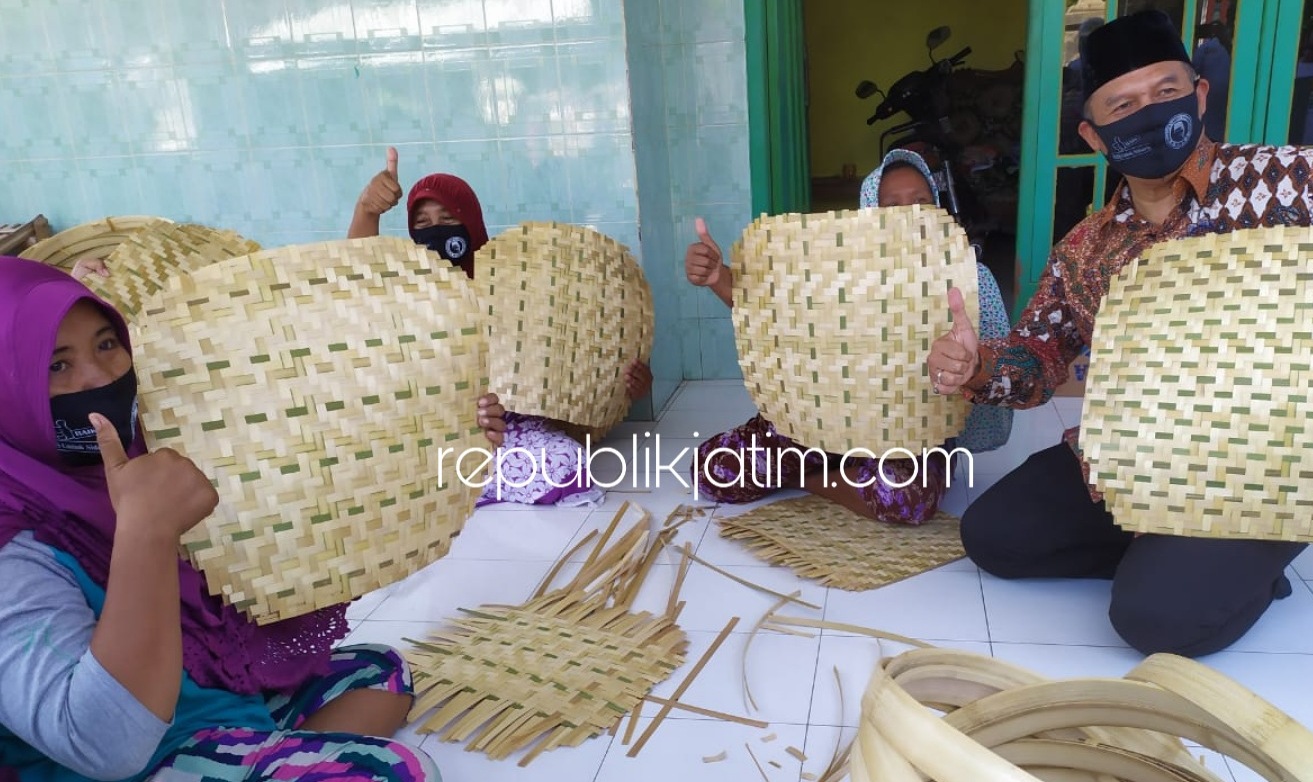 PERAJIN - Bacabup Sidoarjo, Bambang Haryo Soekartono (BHS) berdialog dengan para perajin tampah bambu di Kampung Bambu Desa Seketi, Kecamatan Balongbendo, Sidoarjo, Selasa (07/07/2020).