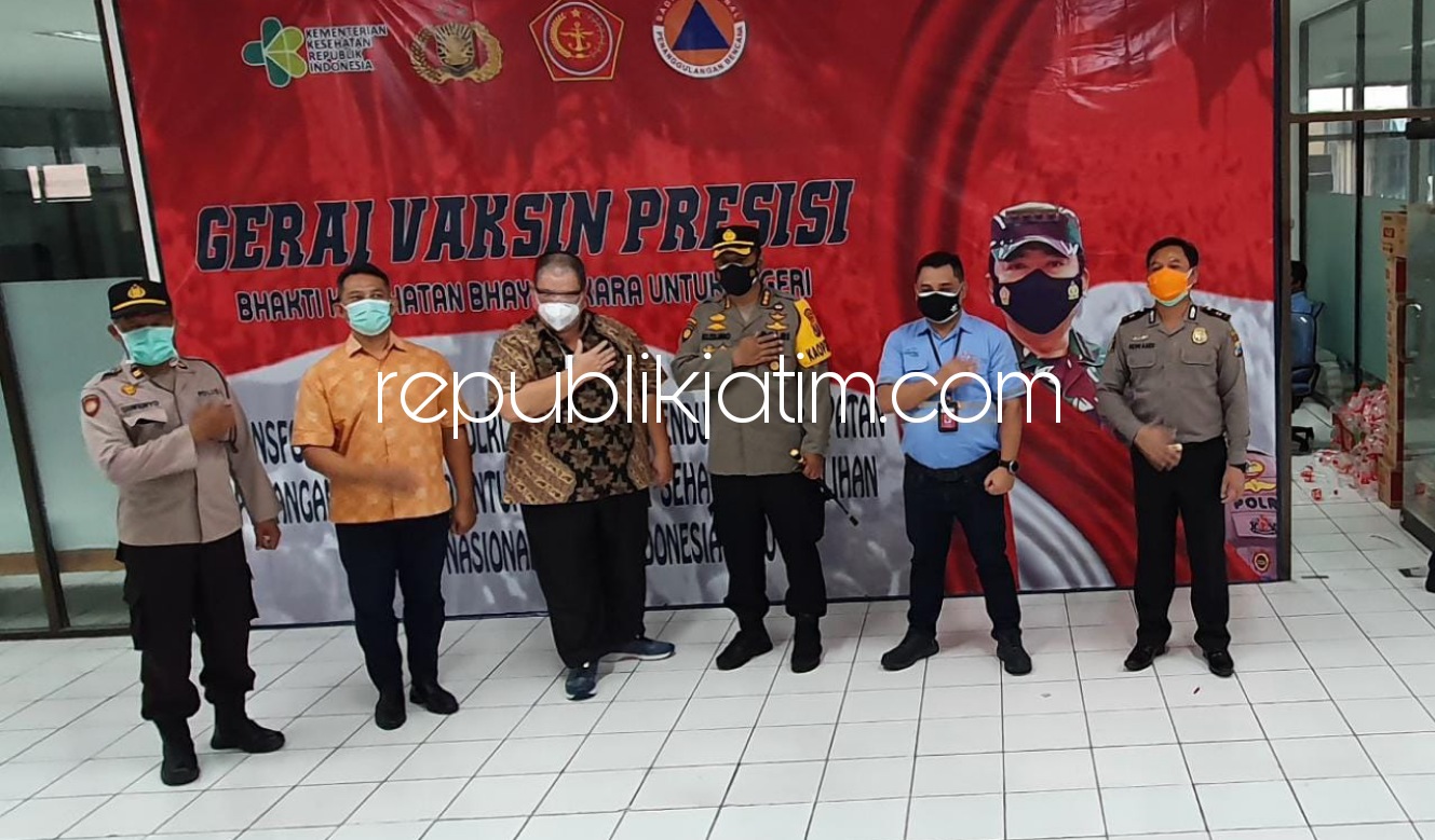 VAKSIN - Kapolresta Sidoarjo Kombespol Kusumo Wahyu Bintoro bersama Direktur PT Tjiwi Kimia, Ongky didampingi Humas PT Tjiwi Kimia, Beny Wiryawan dan Kapolsek Tarik AKP Zulkipli Ahyat Musa saat memantau vaksinasi Covid-19, Rabu (07/07/2021).
