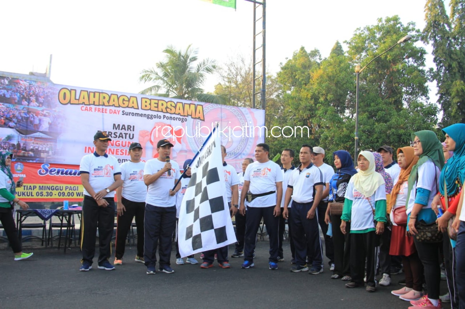 BERANGKAT - Kapolres Ponorogo, AKBP Radiant memberangkat ribuan peserta jalan sehat Olahraga Bersama dengan seruan dan ajakan bersatu membangun Indonesia, Minggu (07/07/2019).