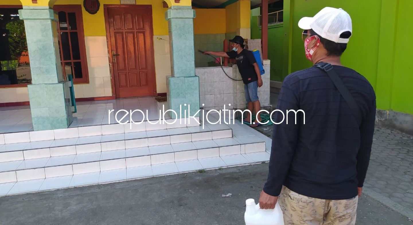 PENYEMPROTAN - Tiga remaja Desa Kraton, Kecamatan Krian, Sidoarjo, Jawa Timur menyisir rumah warga dan fasilitas umum sambil menyemprotkan disinfektan ke sejumlah sudut rumah dan fasilitas umum lainnya, Selasa (06/07/2021).
