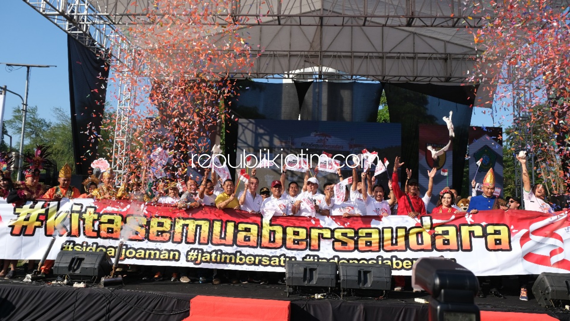 OLAH RAGA BERSAMA - Kapolda Jatim, Irjen Pol Luki Hermawan bersama Forkopimda Sidoarjo memimpin acara olahraga bersama dan deklarasi Kita Semua Bersaudara di Alun-Alun Sidoarjo, Minggu (07/07/2019).