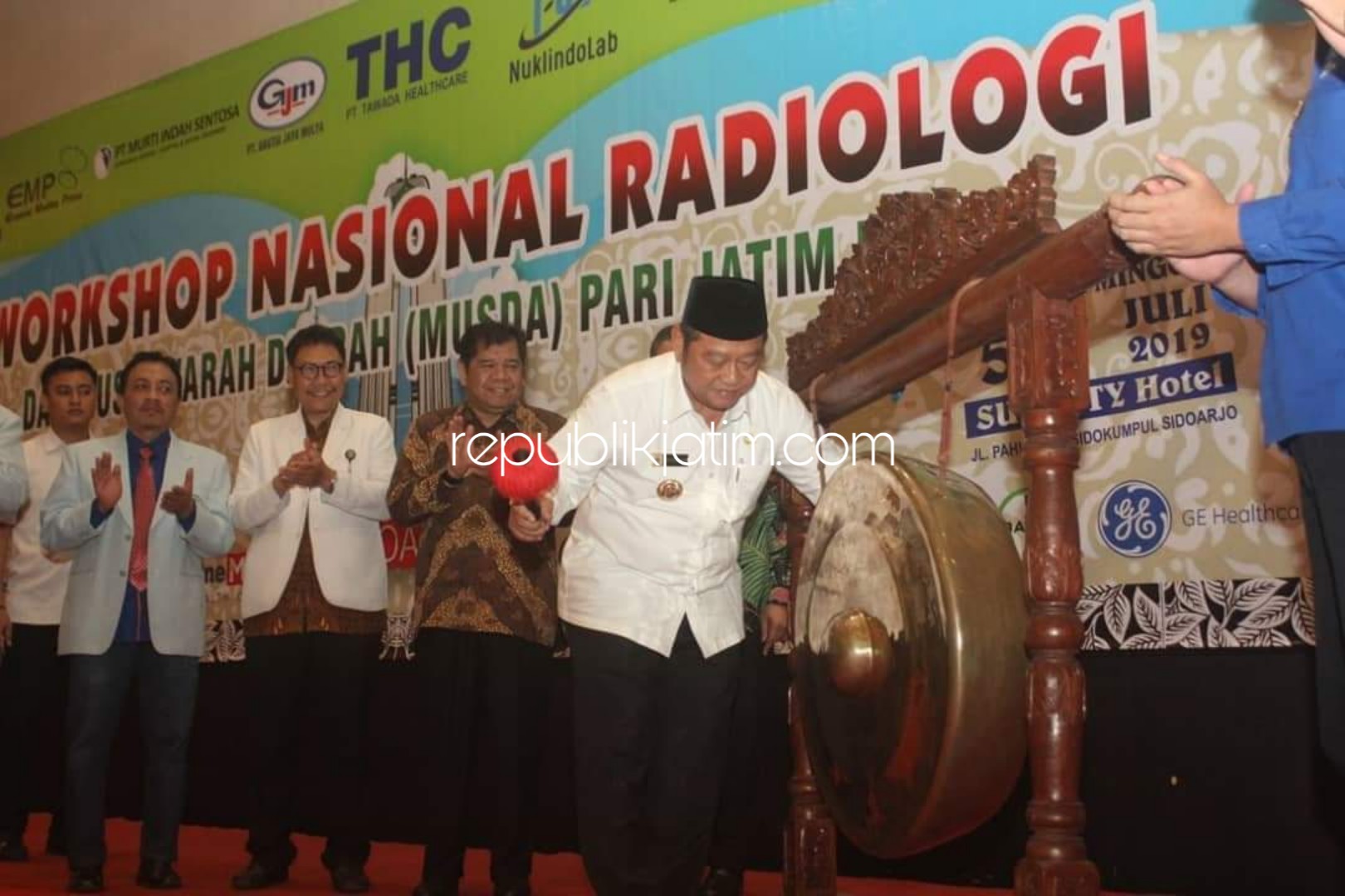 BUKA - Bupati Sidoarjo, Saiful Ilah membuka acara Workshop Nasional Radiologi yang digelar Perhimpunan Radiografer Indonesia (PARI) Provinsi Jatim di The Sun Hotel Sidoarjo, Jumat, (05/07/2019) sore.
