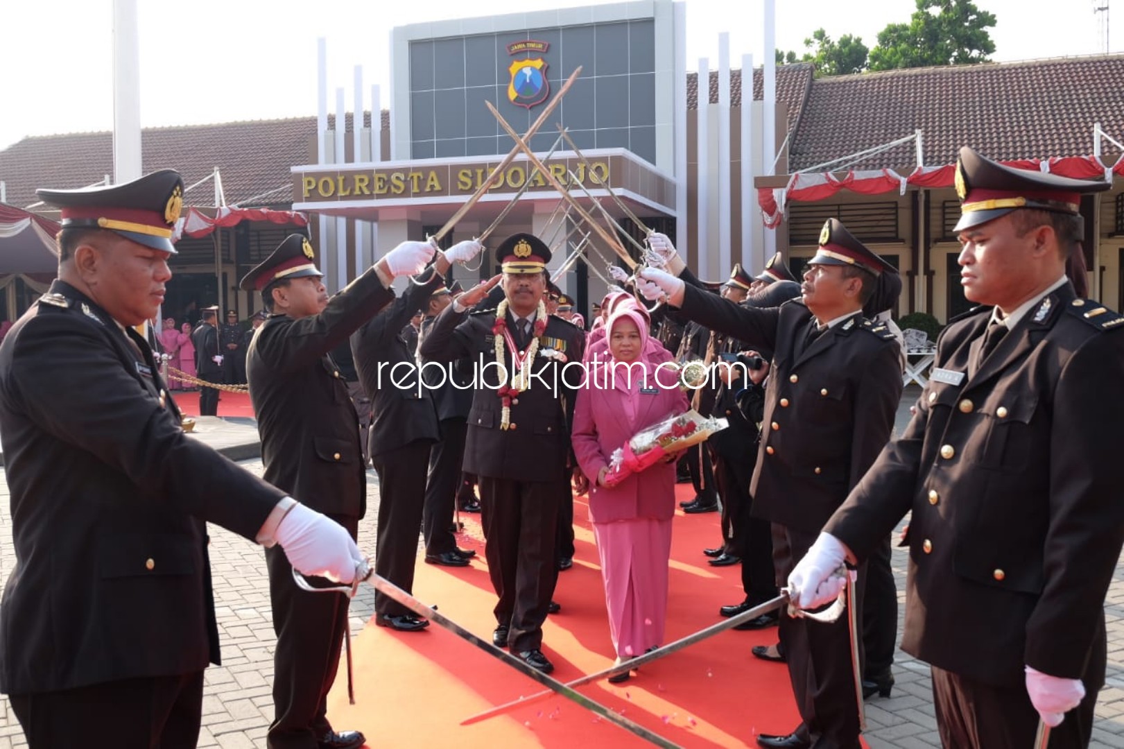 PURNA - Kapolresta Sidoarjo, Kombes Pol Zain Dwi Nugroho melepas 46 anggotanya yang memasuki masa purna bakti (pensiun) melalui upacara dan pedang pora di halaman Polresta Sidoarjo, Senin (08/07/2019).