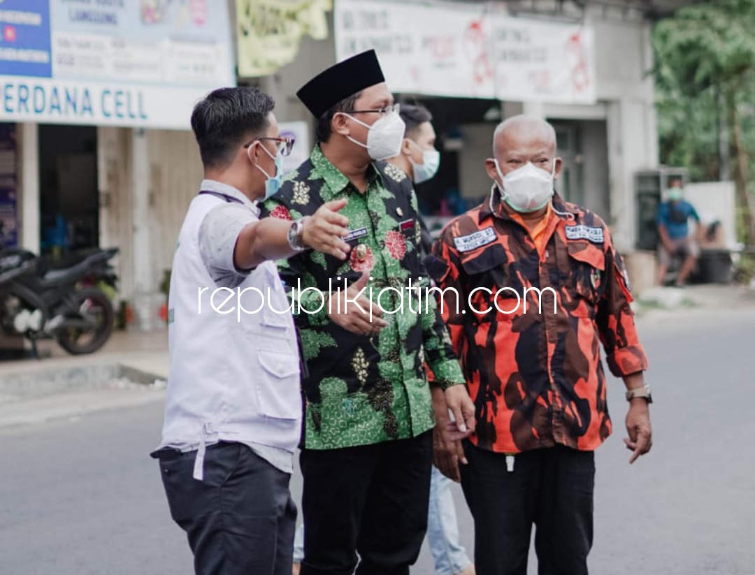 TINJAU - Bupati Sidoarjo, Ahmad Muhdlor Ali (Gus Muhdlor) saat meninjau vaksinasi 500 orang yang diselenggarakan Pemuda Pancasila di halaman Rumah Ketua Pemuda Pancasila, Mursyidi, Kamis (08/07/2021).