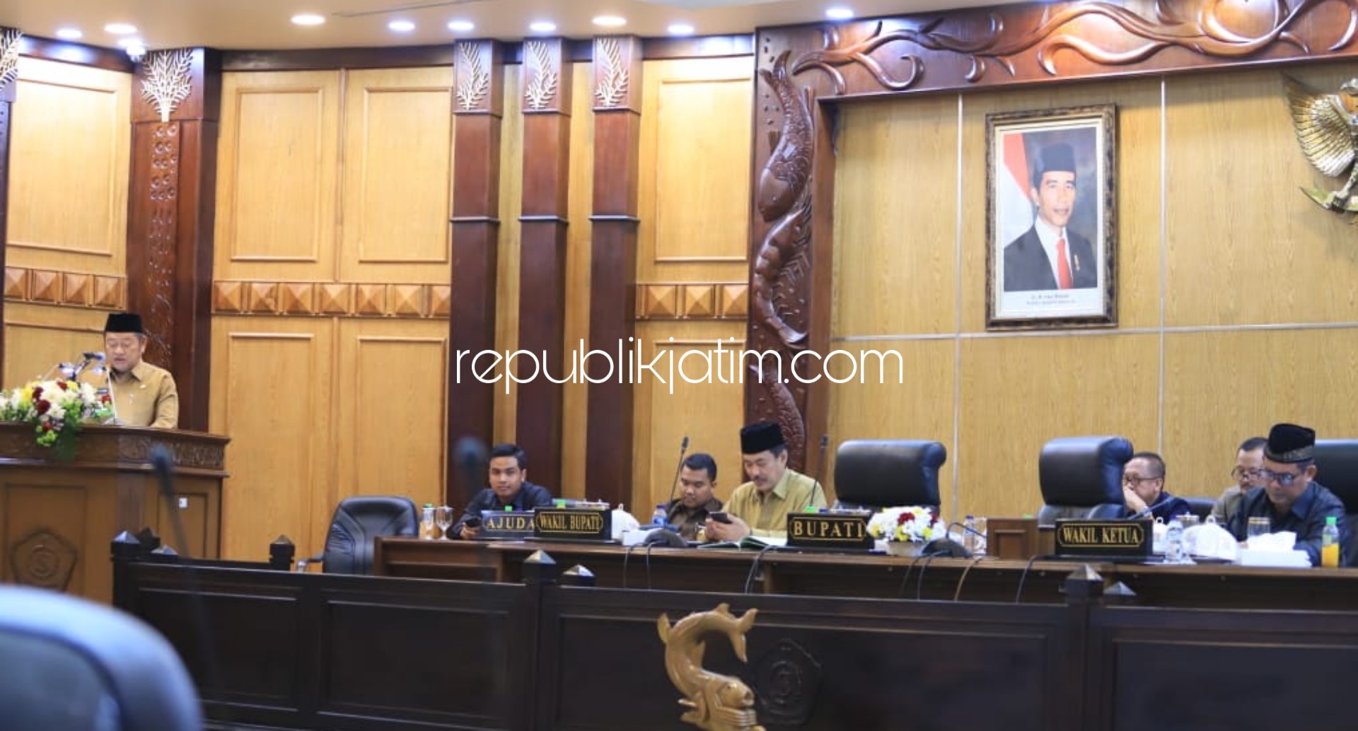 JAWABAN - Bupati Sidoarjo, Saiful Ilah memberikan jawaban seluruh Pandangan Umum (PU) tujuh fraksi di DPRD Sidoarjo dalam sidang paripurna, Senin (08/07/2019).