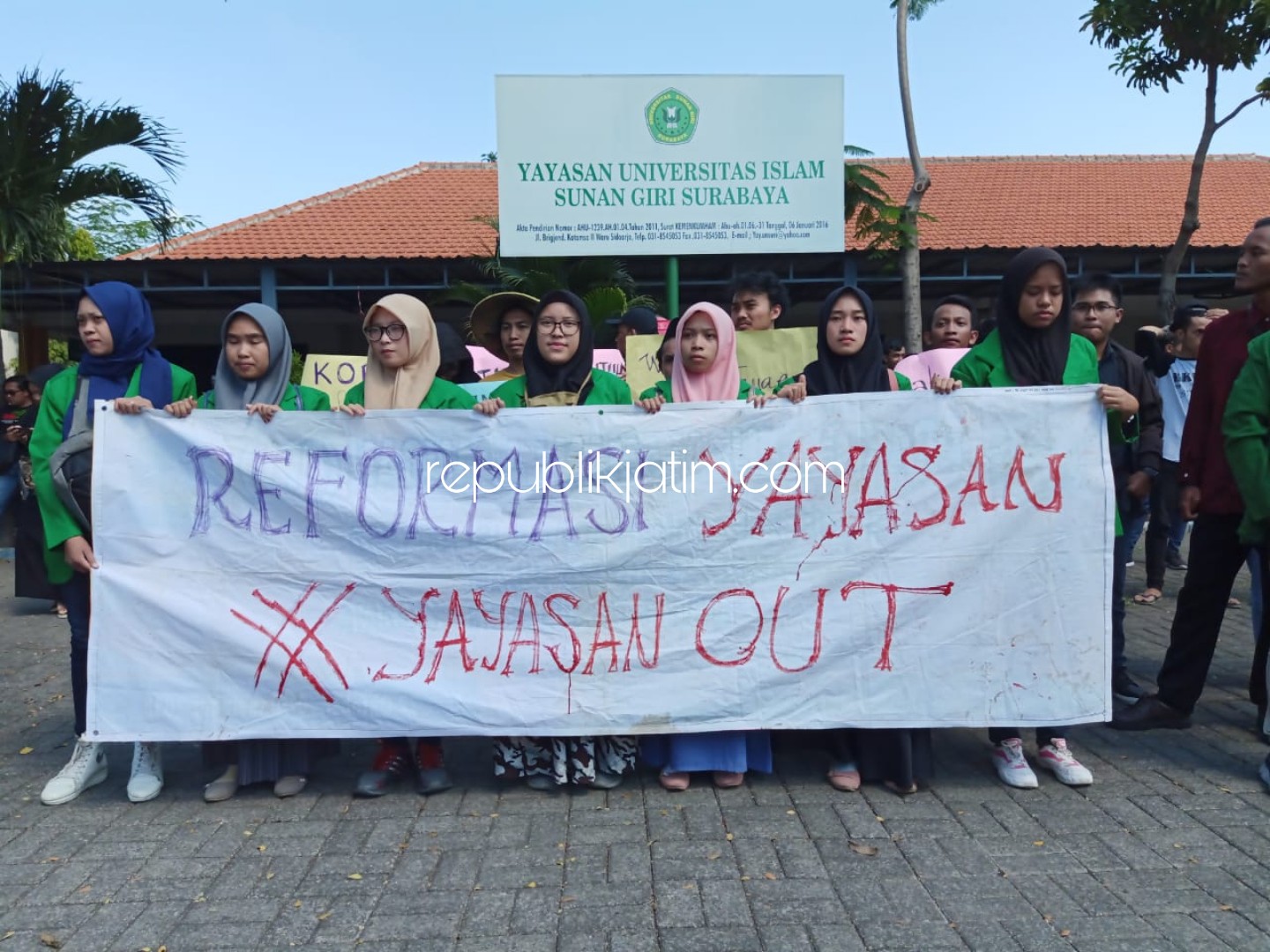 DEMO - Ratusan mahasiswa Universitas Sunan Giri Surabaya (Unsuri) yang berlokasi di JL Brigjen Katamso, Kecamatan Waru, Sidoarjo demo membentangkan spanduk, Senin (08/07/2019).