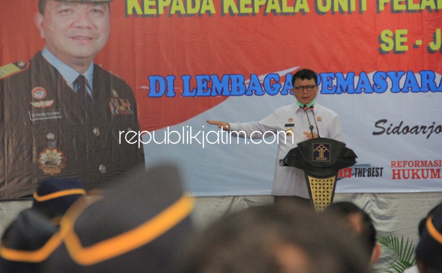 PENGARAHAN - Dirjenpas Irjen Pol Reynhard SP Silitonga memberikan pengarahan kepada seluruh kepala UPT Pemasyarakatan se Jatim di Lapas Kelas I Surabaya di Porong, Rabu (08/07/2020).