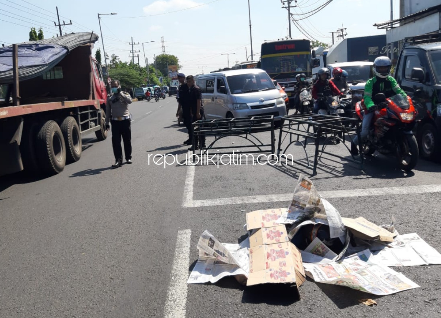 TEWAS - Petugas Lantas mengevakuasi korban kecelakaan Djasati (74) yang tewas di JL Raya Medaeng, Kecamatan Waru, Sidoarjo setelah terjatuh dari motornya, Senin (08/07/2019).