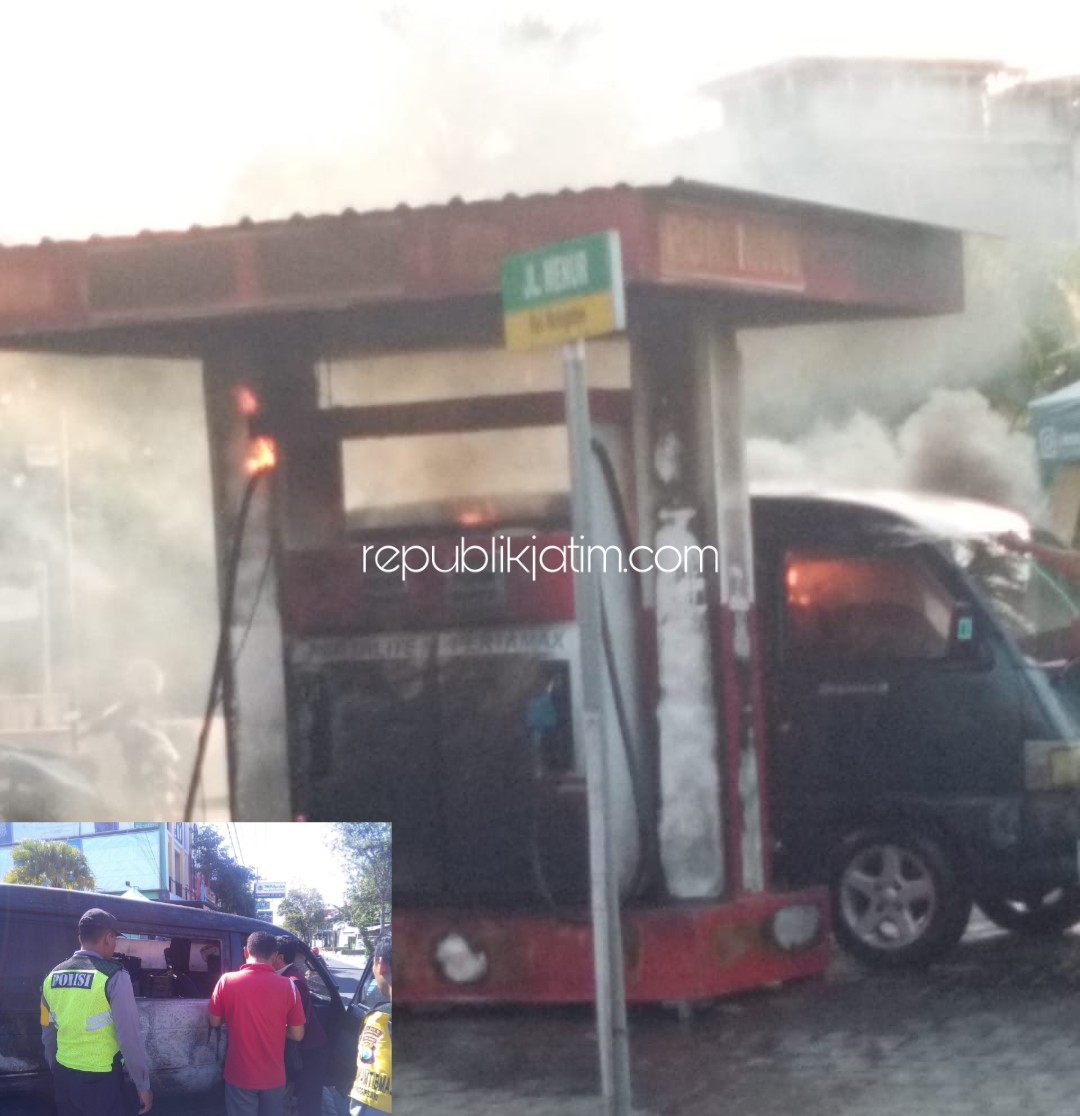TERBAKAR - Satu unit mobil Daihatsu Zebra bernopol AE 320 SD ludes dilalap api menyusul terbakarnya SPBU Mini milik Alfan ( 43) warga JL Gondusuli Nologaten, Ponorogo yang berada di kompleks pertokoan Okaz JL Sultan Agung, Ponorogo, (08/07/2019).