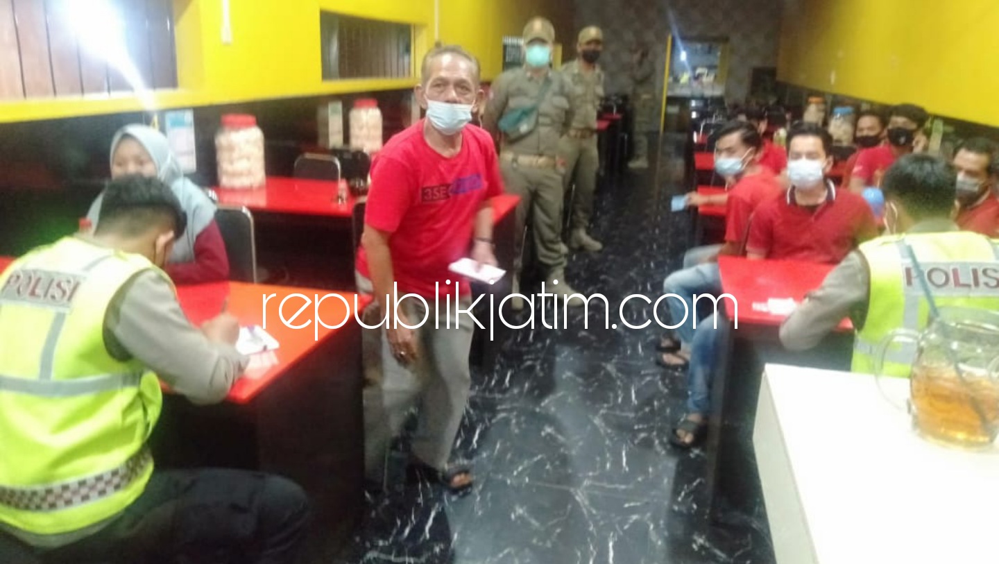 SIDANG - Sebanyak 38 pelanggar operasi yustisi di Sidoarjo disidangkan di tempat, Rabu (07/07/2021) malam. 