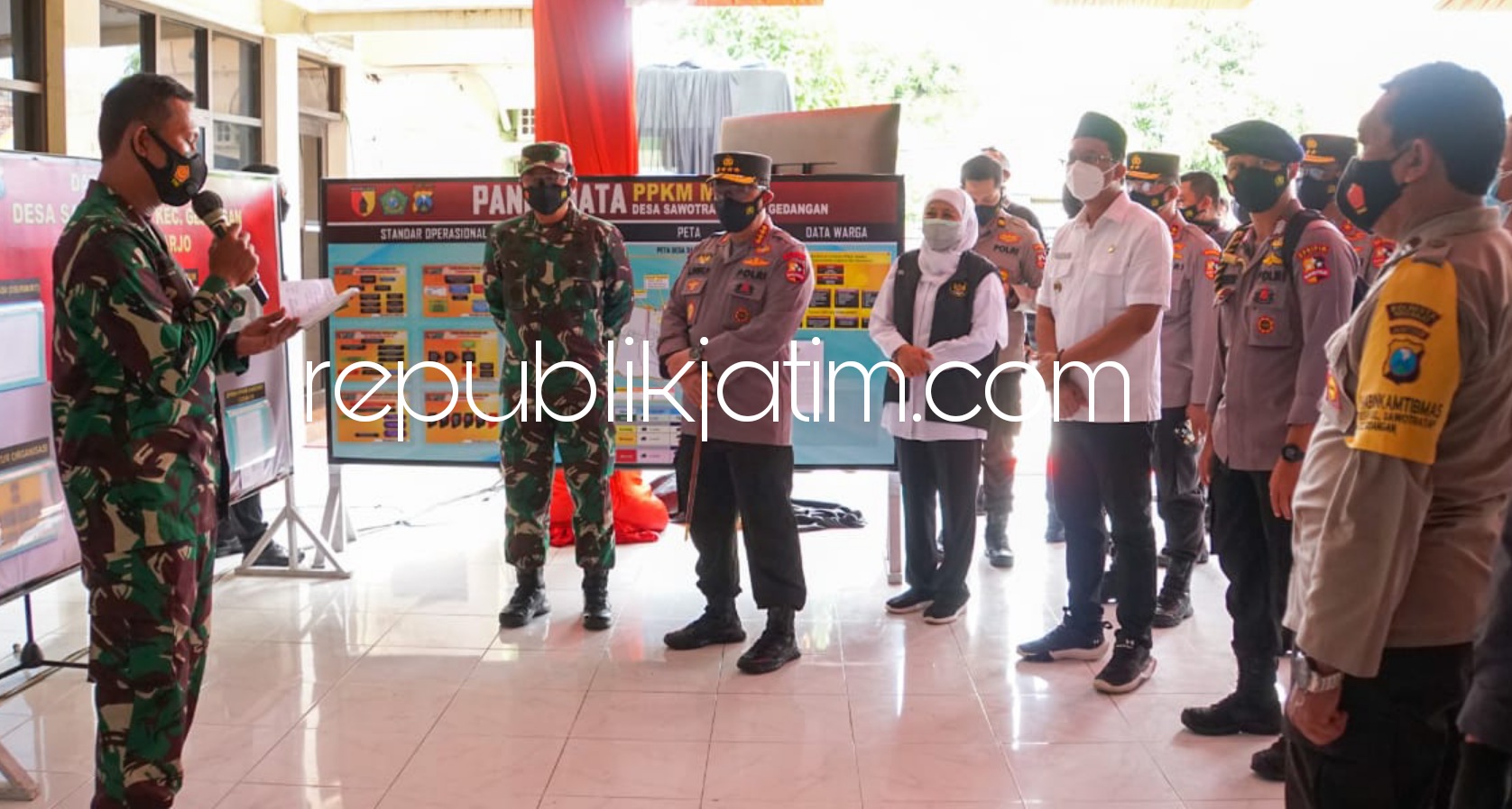 TINJAU - Panglima TNI Marsekal TNI Hadi Tjahjanto dan Kapolri Jenderal Listyo Sigit Prabowo meninjau posko Pemberlakuan Pembatasan Kegiatan Masyarakat (PPKM) Darurat di Desa Sawotratap, Kecamatan Gedangan, Sidoarjo, Jumat (09/07/2021).