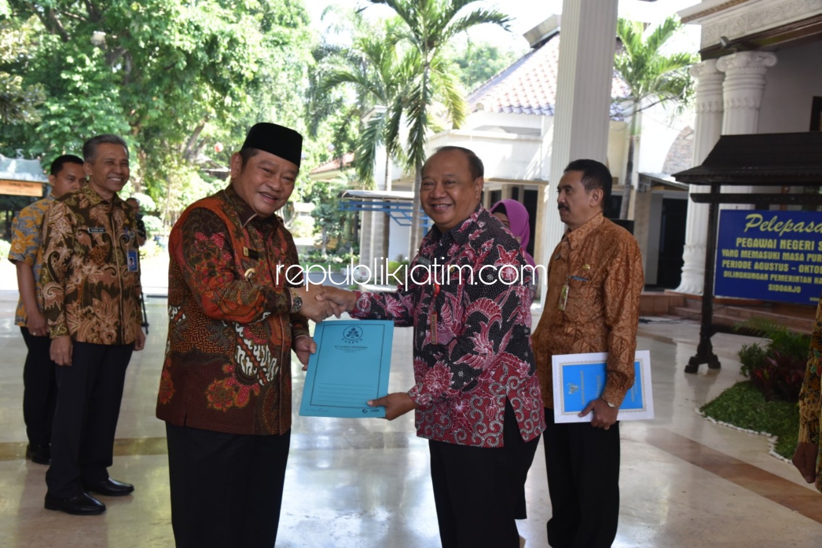 LEPAS - Bupati Sidoarjo, Saiful Ilah melepas 176 Pegawai Negeri Sipil (PNS ) Pemkab Sidoarjo yang memasuki purna tugas (pensiun) di Pendopo Delta Wibawa, Selasa (09/07/2019).