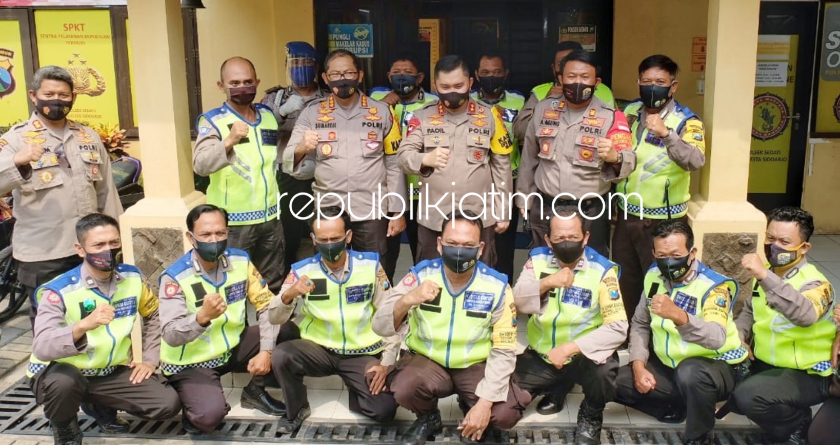 KUNJUNGAN - Kapolda Jawa Timur Irjen Pol Muhammad Fadil Imran saat mengunjungi Polsek Sedati dan Polsek Waru menekankan disiplin penerapan protokol kesehatan pencegahan Covid-19, Kamis (09/07/2020). 