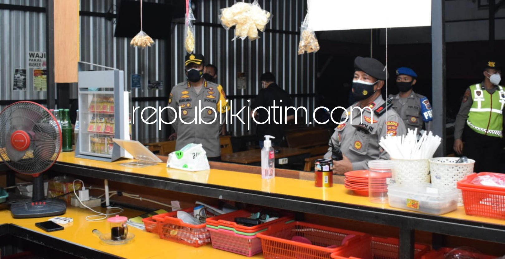 PELANGGAR - Kapolresta Sidoarjo Kombes Pol Kusumo Wahyu Bintoro turun memimpin operasi yustisi karena masih ada warga yang tidak mematuhi peraturan PPKM darurat di Desa Lebo, Kecamatan Sidoarjo dan Desa Sidodadi, Kecamatan Candi, Kamis (08/07/2021) malam.
