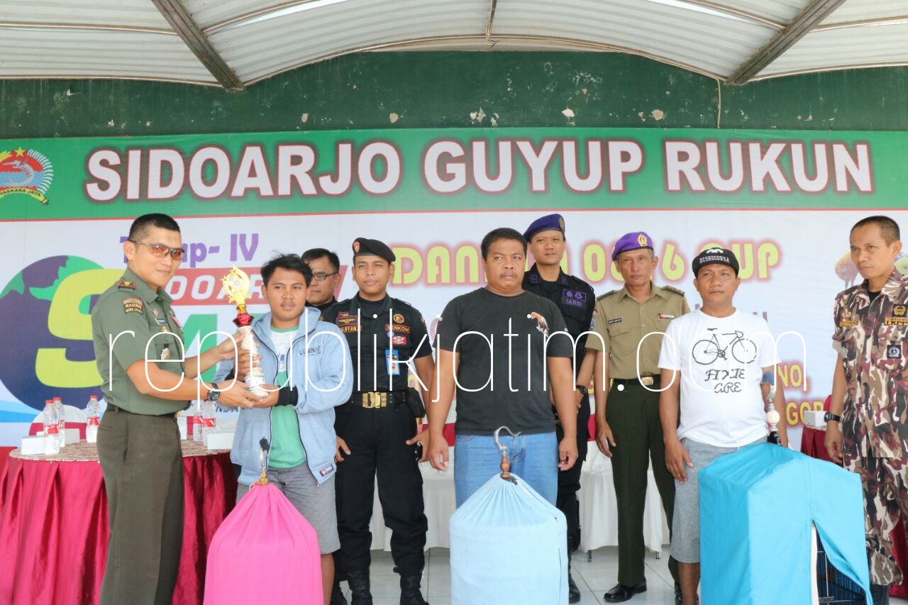 TROPI - Dandim 0816 Sidoarjo, Letkol Inf Fadli Mulyono menyerahkan tropi kepada para pemenang Lomba Burung Berkicau yang digelar, Minggu (08/07/2018).