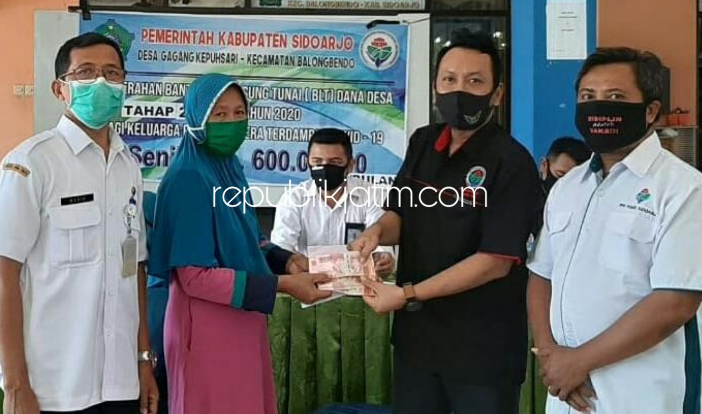 RAPEL - Pj Kepala Desa (Kades) Gagangkepuhsari, Kecamatan Balongbendo, Sidoarjo Wasis menyerahkan BLT DD tahap 2 dan 3 kepada 140 penerima didampingi petugas Bank Delta Artha, Rabu (08/07/2020).