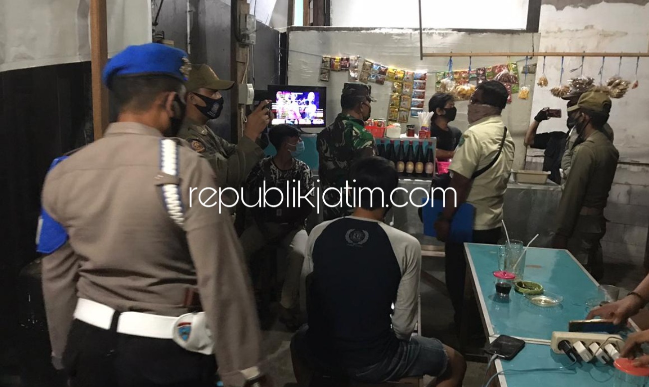 RAZIA - Sejumlah petugas gabungan menggelar razia warga yang berada di warkop dan jalan raya saat pukul 22.00 - 04.00 WIB ditemukan banyak warga tidak tertib, Kamis (09/07/2020) malam.