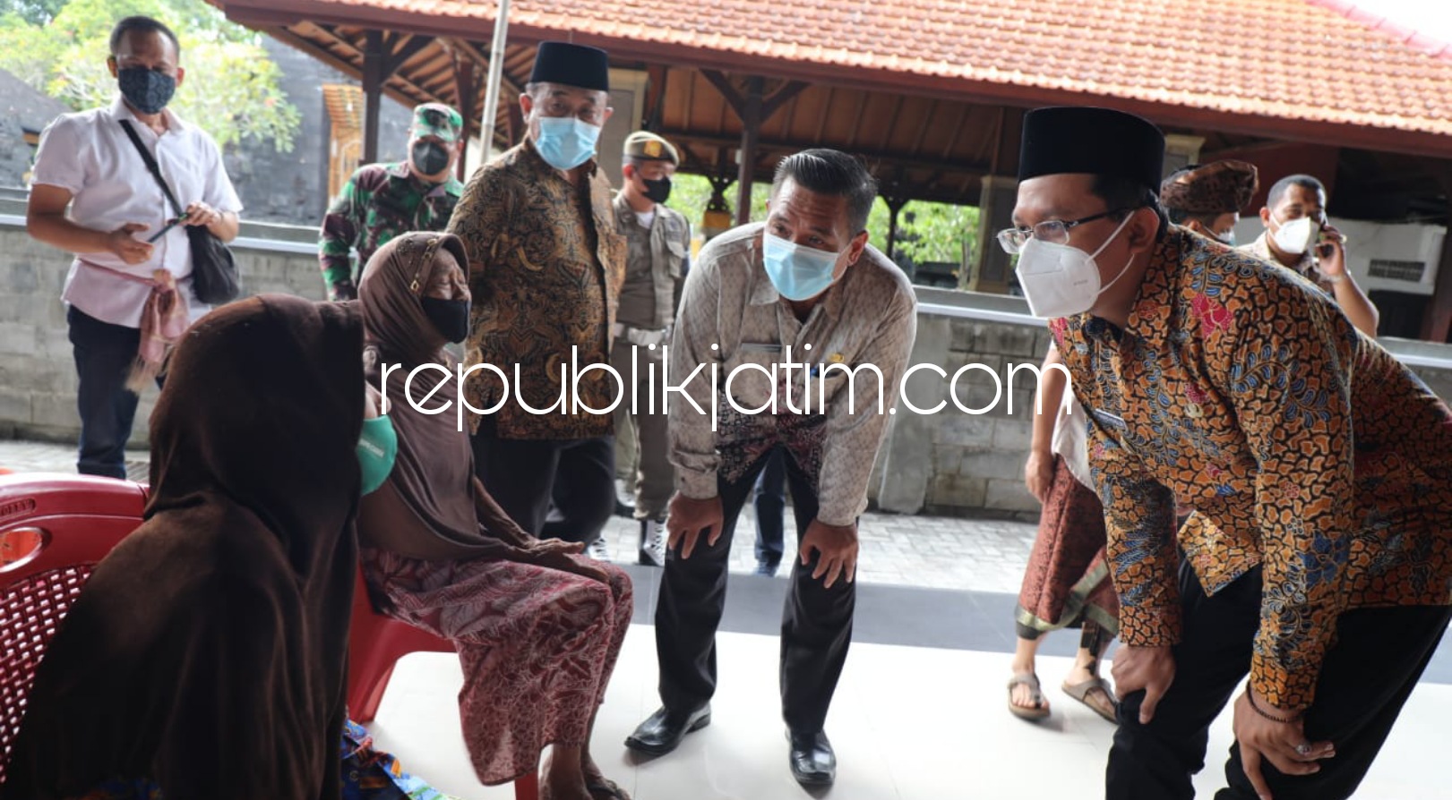 PERINGATAN - Bupati Sidoarjo, Ahmad Muhdlor Ali (Gus Muhdlor) memberi peringatan agar warga di rumah saat ini Sidoarjo masuk zona merah saat meninjau proses vaksinasi di Pura Penataran Agung Margo Wening, Krembung, Sabtu (10/07/2021).