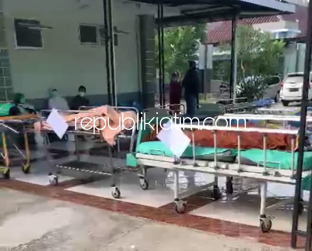 ANTRE GILIRAN - Sejumlah jenazah di depan Kamar Mayat RSUD dr Hardjono Ponorogo hari ini menunggu pemulasaraan secara prokes, Sabtu (10/07/2021).