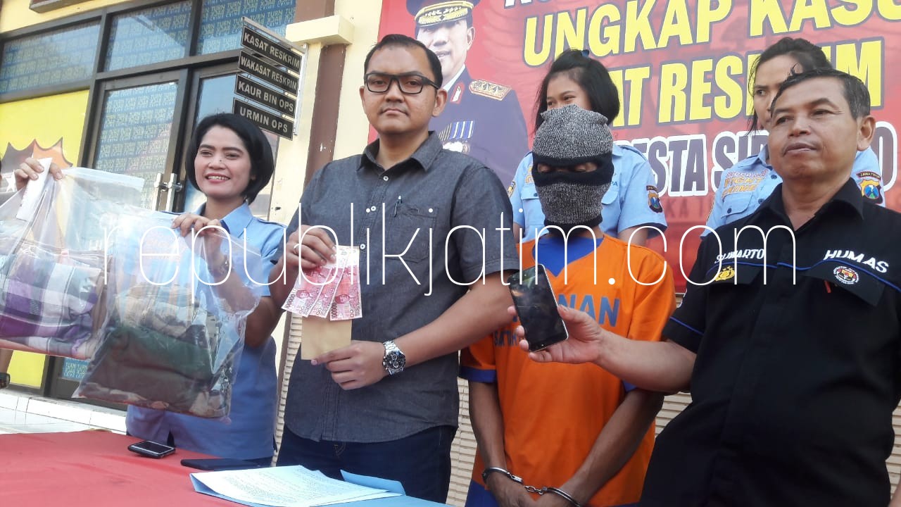 JUAL ISTRI - Tersangka penjualan istri sendiri, Syaifullah (49) warga Desa Tambakkemeraan, Kecamatan Krian, Sidoarjo diringkus anggota Unit Perlindungan Perempuan dan Anak (PPA), Satuan Reskrim, Polresta Sidoarjo, Selasa (10/07/2018).