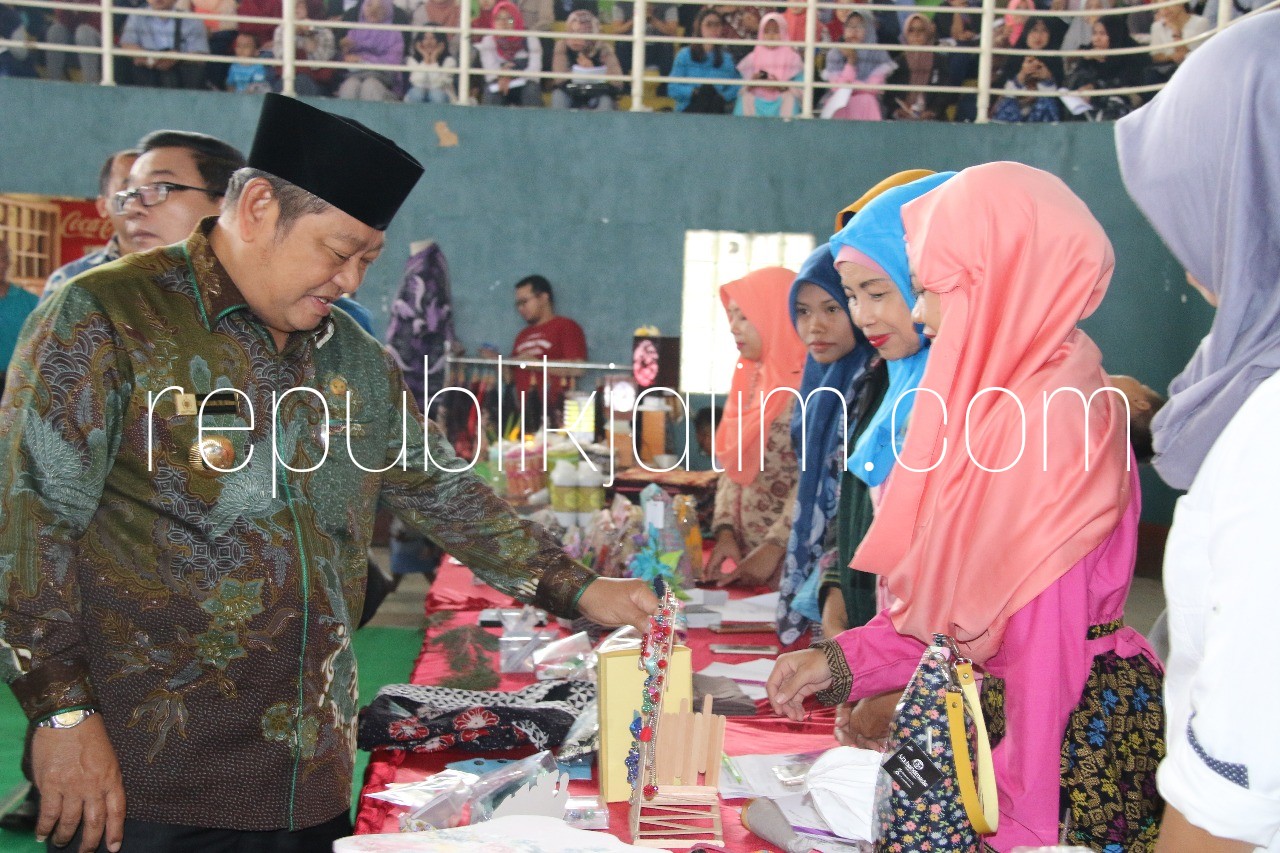 GEBYAR WIRAUSAHA - Bupati Sidoarjo, Saiful Ilah mengeceki produk-produk UMKM asli Sidoarjo saat membuka acara Gebyar Wirausaha Sidoarjo di GOR Sidoarjo, Selasa (10/07/2018).