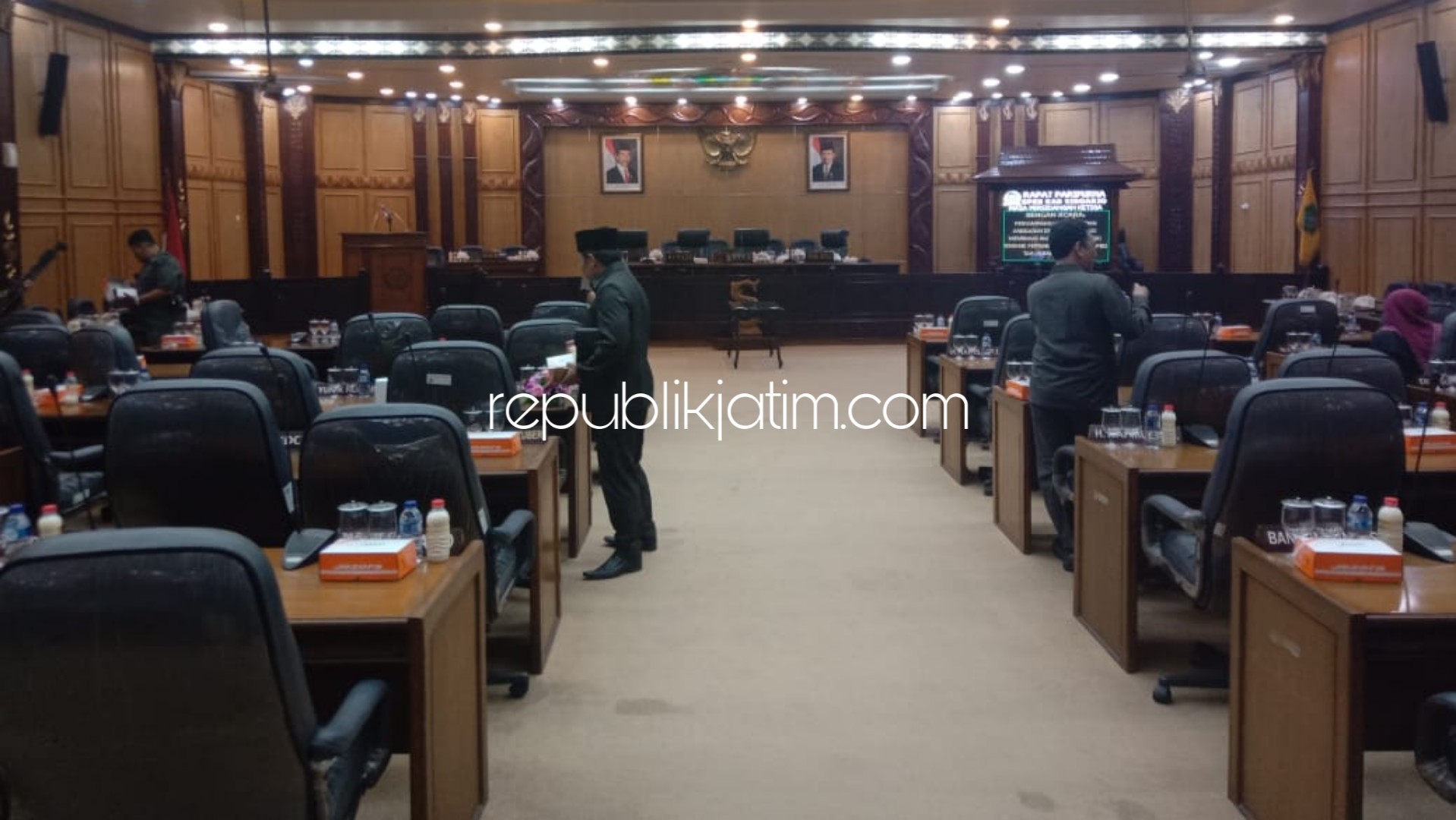 TIDAK QUORUM - Rapat Paripurna Raperda Pertanggungjawaban Pelaksanaan APBD (PPAPBD) Tahun 2018 tak dapat dilanjutkan lantaran tidak quorum hanya dihadiri 19 anggota DPRD Sidoarjo, Selasa (09/07/2019) malam.
