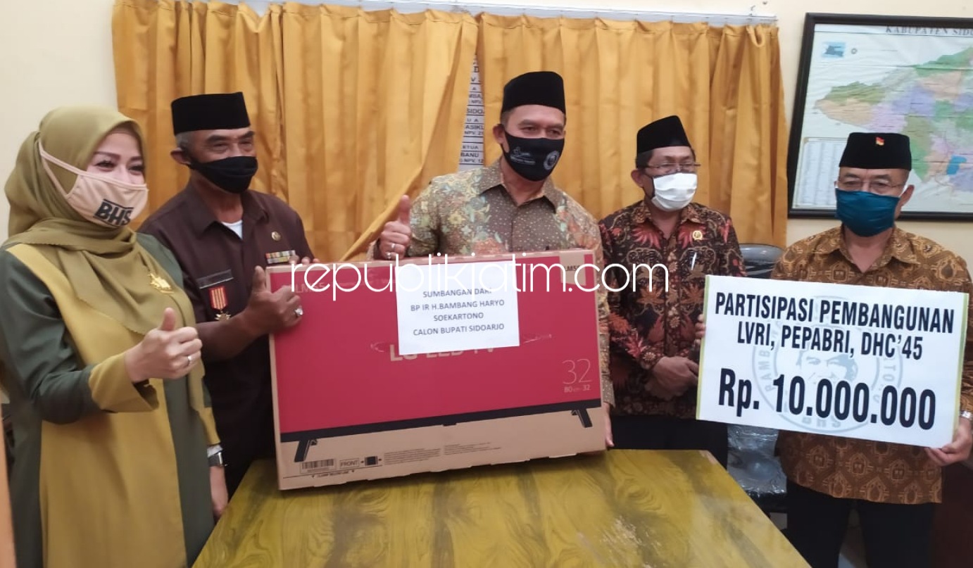 BANTUAN - Bacabup Sidoarjo, Bambang Haryo Soekartono (BHS) menyerahkan bantuan televisi dan uang tunai Rp 10 juta kepada para pengurus Veteran di Gedung Juang 45 JL Ahmad Yani, Sidoarjo, Jumat (10/07/2020).