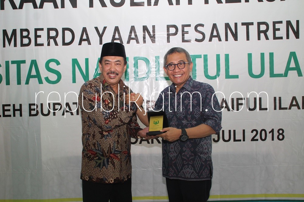 BUKA - Wabup Sidoarjo, Nur Ahmad Syaifuddin bertukar cindera mata dengan rektor Unusa, Ahmad Jazidie di Kecamatan Jabon saat pembukaan KKN, Selasa (10/07/2018).