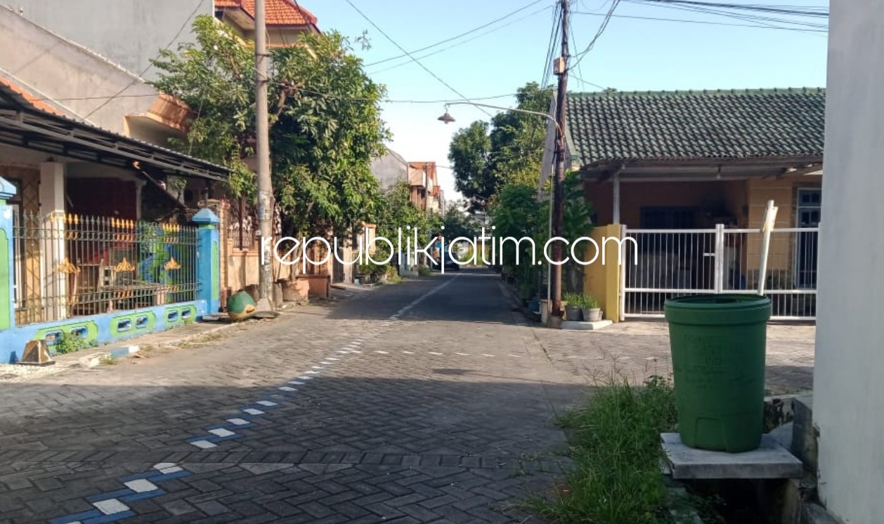 HILANG - Lokasi motor Honda Vario milik Tri Agung Oky Hartono (44) warga Bumi Suko Indah C1, Desa Suko, Kecamatan Sidoarjo yang hilang saat parkir di depan rumahny di Perum Sidokare Asri AZ19, Desa Sepande, Kecamatan Candi, Sidoarjo, Jumat (10/07/2020).