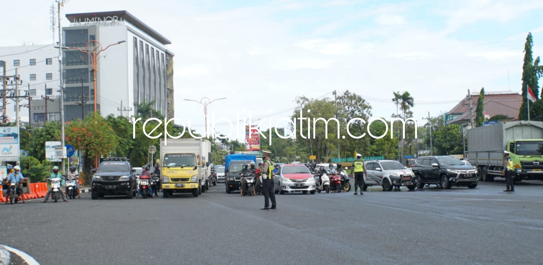 HENING - Puluhan kendaraan yang melintas di bundaran Taman Pinang Indah (TPI) Sidoarjo tepat pukul 10.07 WIB berhenti dan warga Sidoarjo menghentikan aktivitasnya harapannya Allah SWT segera mengangkat wabah Covid-19 dari Indonesia, Sabtu (10/07/2021).