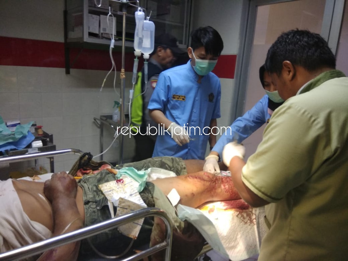 DIRAWAT - Pengendara motor Yamaha Scorpio bernopol AE 4920 SI Agus (35) warga Dusun Prayungan, Desa Kaponan, Kecamatan Mlarak, Ponorogo dirawat di rumah sakit, Selasa (09/07/2019) malam.