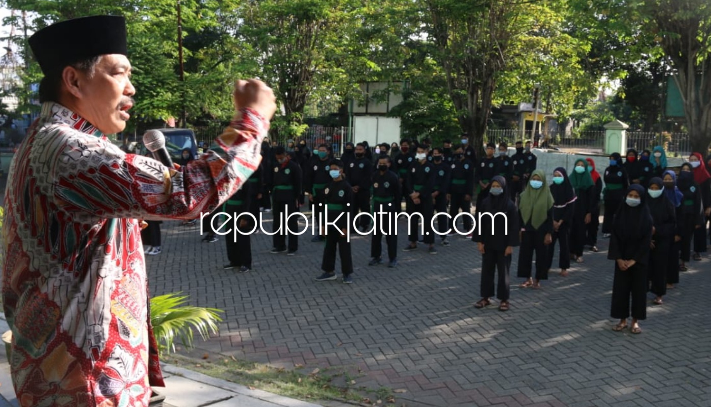 BERANGKATKAN - Sebanyak 180 pendekar Pagar Nusa Sidoarjo diberangkatkan mengikuti Ujian Kenaikan Tingkat (UKT) di Jolotundo, Kecamatan Trawas, Kabupaten Mojokerto, Jum'at (10/07/2020) sore.