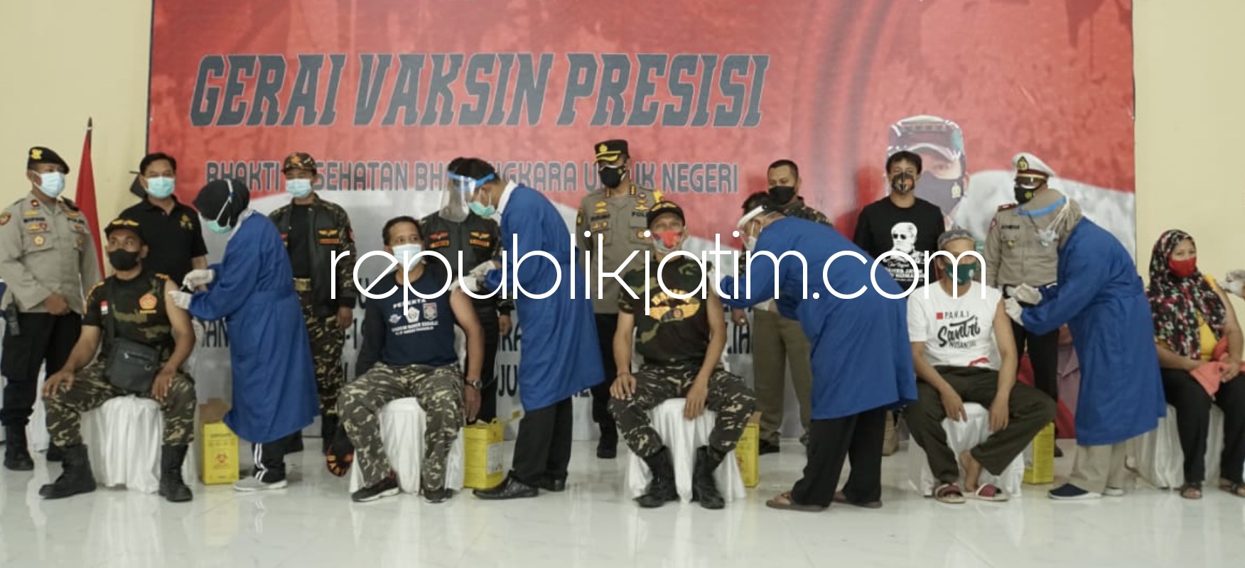 VAKSIN - Sebanyak 2.000 anggota banser disuntik vaksin Covid-19 di Polresta Sidoarjo, Minggu (11/07/2021).