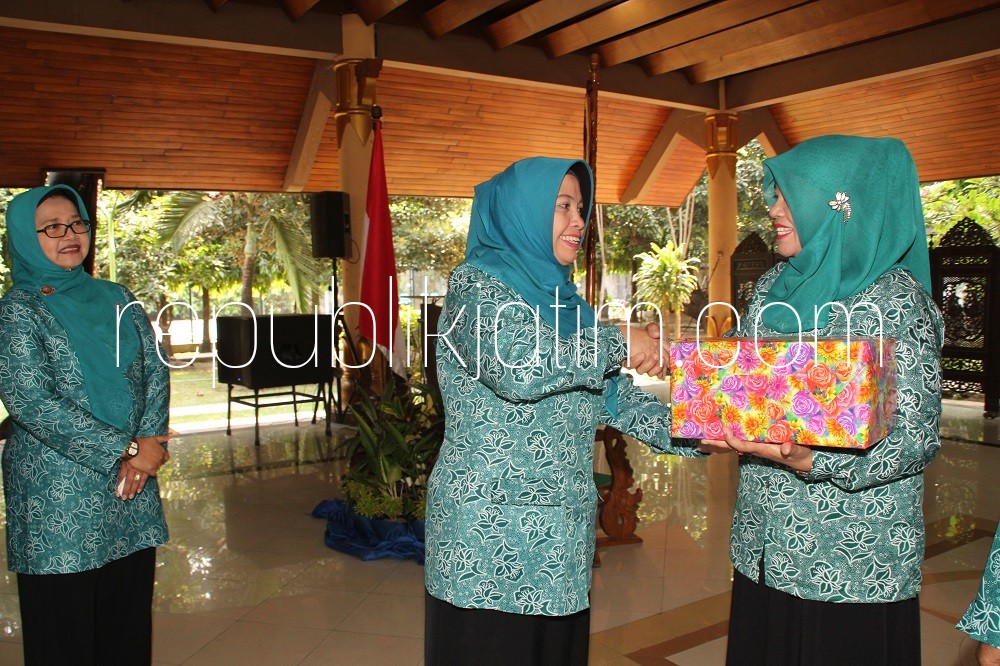 DIHIDUPKAN - Wakil Ketua I TP-PKK Kabupaten Sidoarjo, Ida Nur Ahmad Syaifuddin mensosialisasikan mulai menghidupkan kembali program UP2K yang mati suri di Pendopo Delta Wibawa, Rabu (11/07/2018).