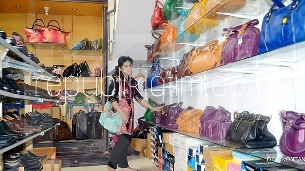 ETALASE - Salah satu sudut etalase penjualan produk milik Hartono Dwi Cahyo pengerajin tas dan dompet Tanggulangin, Sidoarjo, Rabu (11/07/2018).