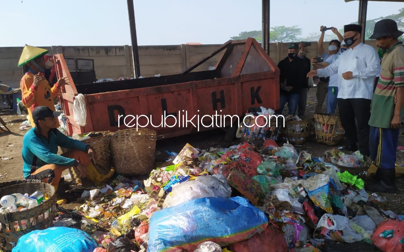 DIALOG - Bacabup Sidoarjo, Bambang Haryo Soekartono (BHS) berdialog dengan para pengelola, pedagang, konsumen dan petugas kebersihan Pasar Ngaban, Kecamatan Tanggulangin, Sidoarjo, Sabtu (11/07/2020).