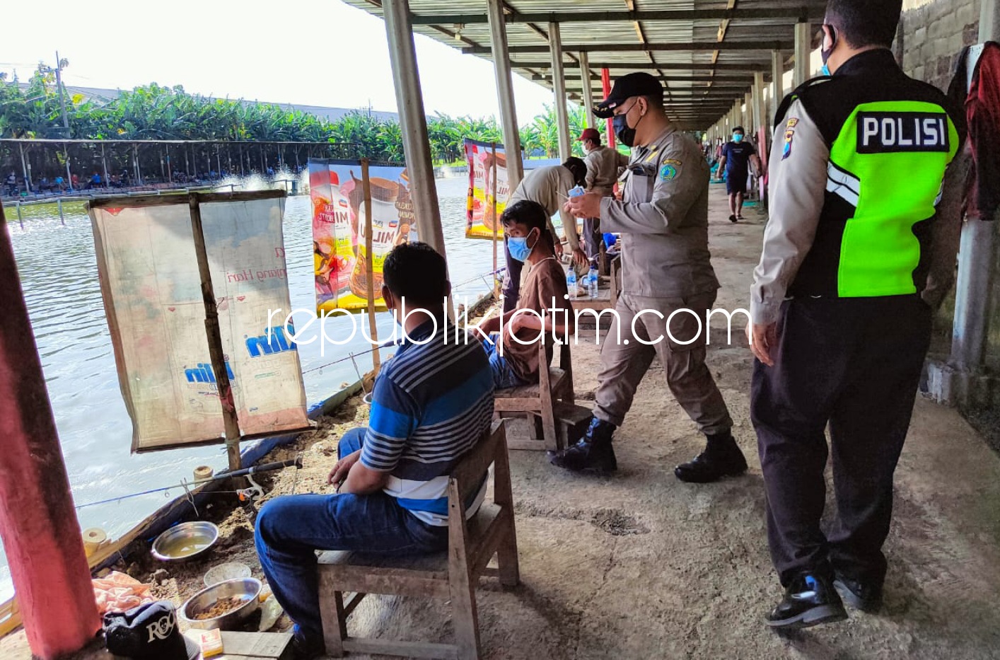 TINDAK - Tim Forkopimda Krian tindak ratusan warga pelanggar protokol kesehatan di Warung Kopi Terung Wetan dan Kolam Pemancingan Desa Keboharan, Kecamatan Krian, Sidoarjo, Minggu (11/07/2021). 
