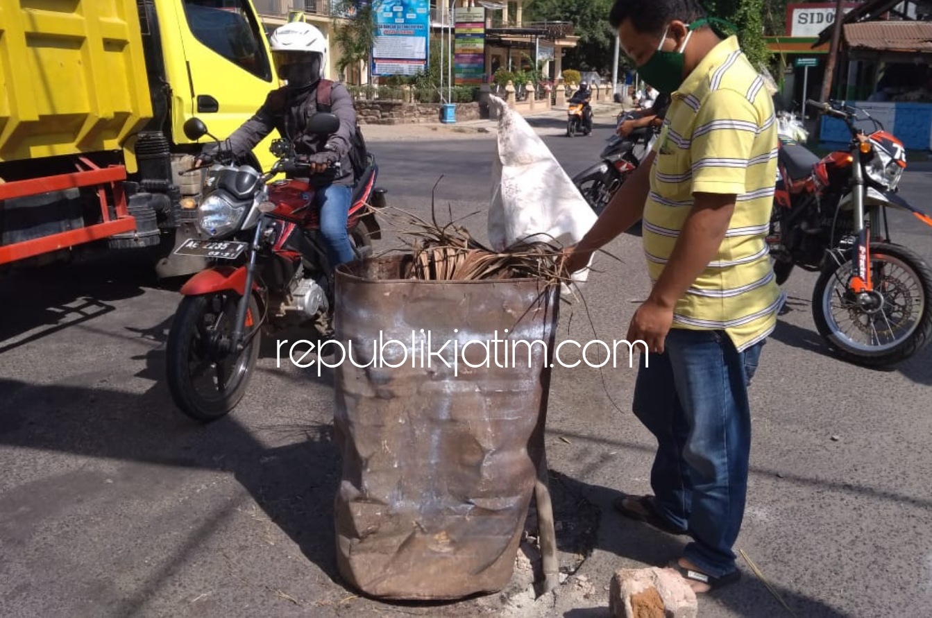 BERLUBANG - Gorong-gorong di perempatan Bancar, Kecamatan Sambit, Ponorogo kondisinya berlubang ditutup tong warga agar tidak membahayakan para pengguna jalan, Sabtu (11/07/2020).