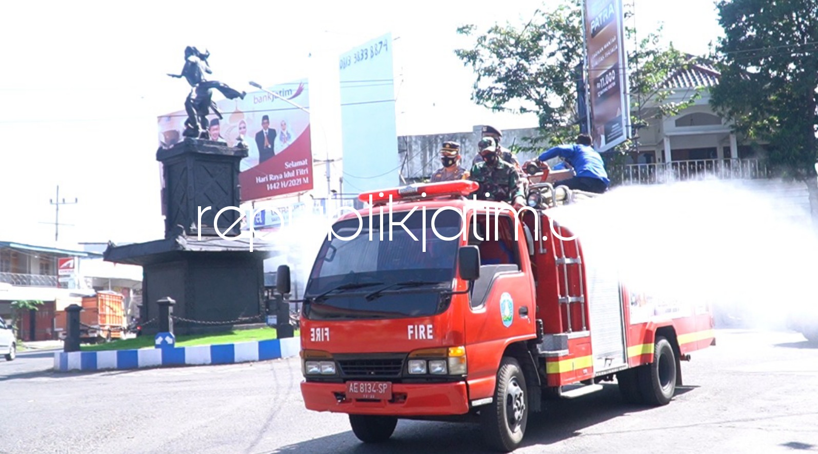 SEMPROT - Kapolres Ponorogo AKBP Mochamad Nur Azis memimpin penyemprotan disinfektan di sejumlah ruas jalan protokol Ponorogo karena Ponorogo kembali dalam zona merah, Minggu (11/07/2021). 