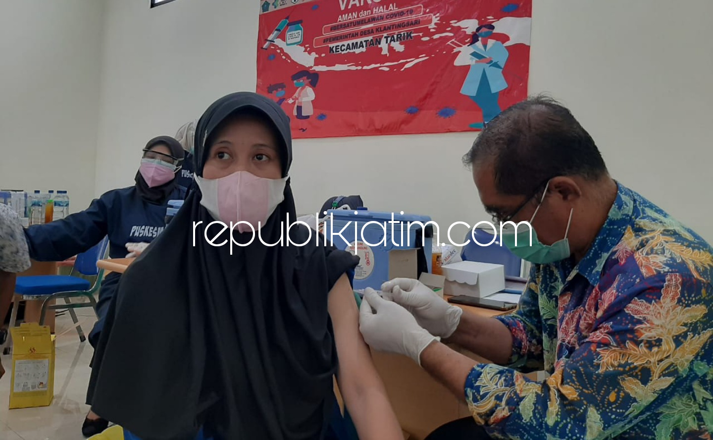 SUNTIK VAKSIN - Kepala Puskesmas Tarik, dr Maulana ikut terjun langsung membantu menyuntikkan vaksin covid-19 ke warga Desa Klantingsari, kecamatan Tarik, Sidoarjo, Sabtu (10/07/2021).