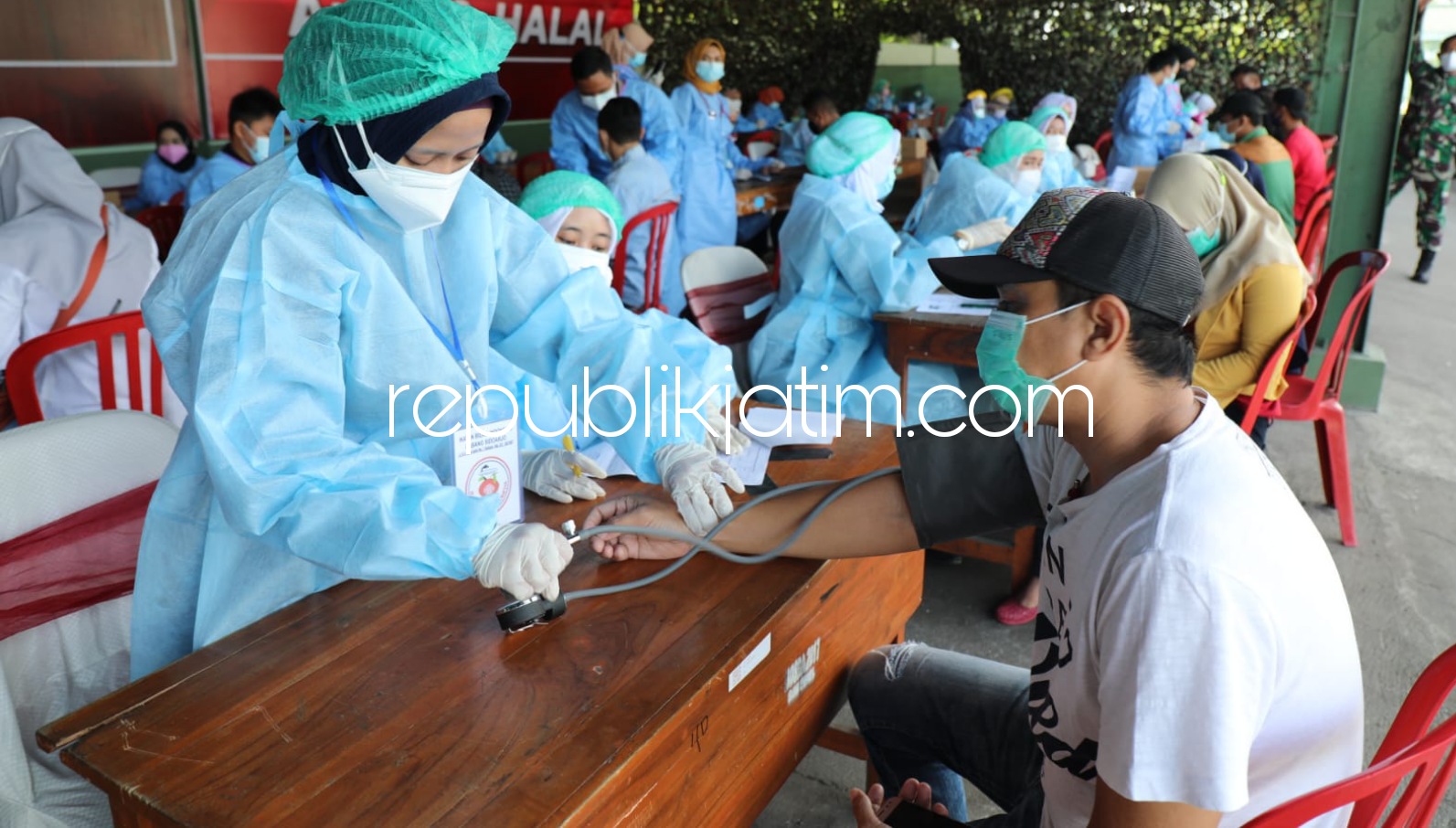 RELAWAN - Bupati Sidoarjo, Ahmad Muhdlor Ali (Gus Muhdlor) mengerahkan 1.000 relawan saat vaksinasi di Yon Arhanud - 8 Gedangan, Sidoarjo, Senin (12/07/2021). 