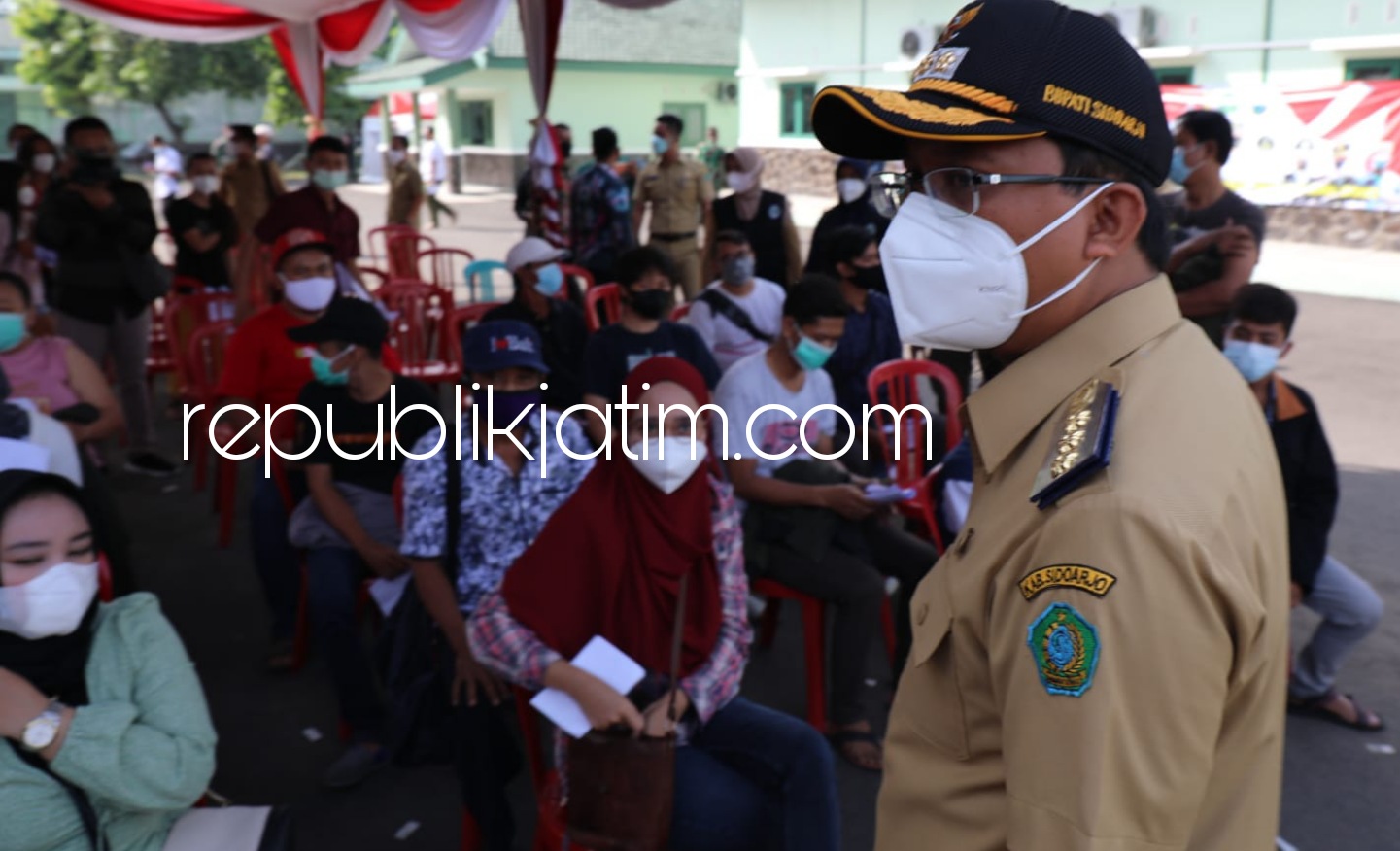 PAPARAN - Bupati Sidoarjo, Ahmad Muhdlor Ali (Gus Muhdlor) memberikan paparan kepada para peserta vaksinasi di Yon Arhanudse - 8, Gedangan, Sidoarjo, Senin (12/07/2021). 