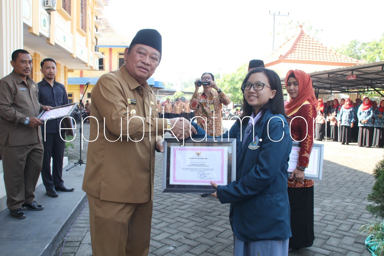 HARI KOPERASI - Bupati Sidoarjo, Saiful Ilah meminta agar pembangunan koperasi lebih diarahkan ke peningkatan kualitas koperasi saat memimpin upacara Hari Koperasi ke 71 Tahun 2018 di Dinas Koperasi dan Usaha Mikro Pemkab Sidoarjo, Kamis (12/07/2018).
