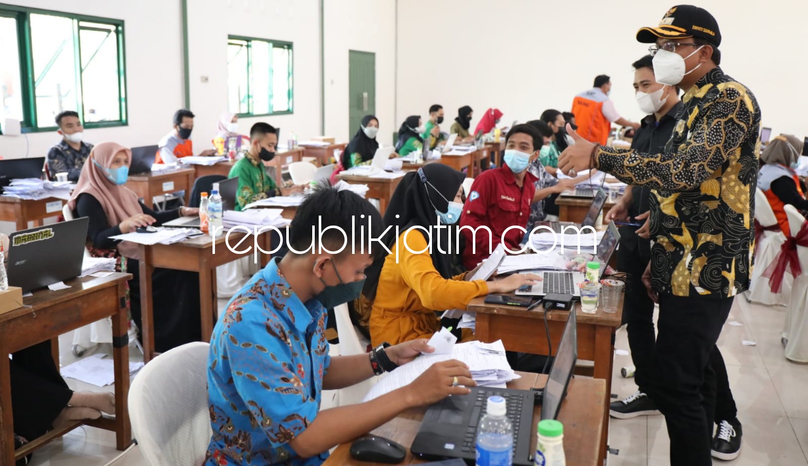 APRESIASI - Bupati Sidoarjo, Ahmad Muhdlor Ali (Gus Muhdlor) mengapresiasi 1.000 relawan yang mensukseskan vaksinasi 10.000 warga di Yon Arhanudse - 8, Gedangan, Sidoarjo, Senin (12/07/2021).