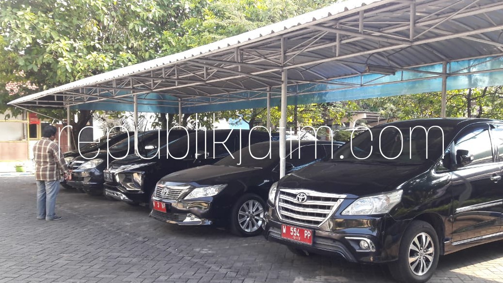 SIAP DIKEMBALIKAN - Sebanyak 5 Mobil Dinas (Mobdin) DPRD Sidoarjo siap dikembalikan ke Pemkab Sidoarjo termasuk Toyota Camry yang di parkir di DPRD Sidoarjo, Kamis (12/07/2018).