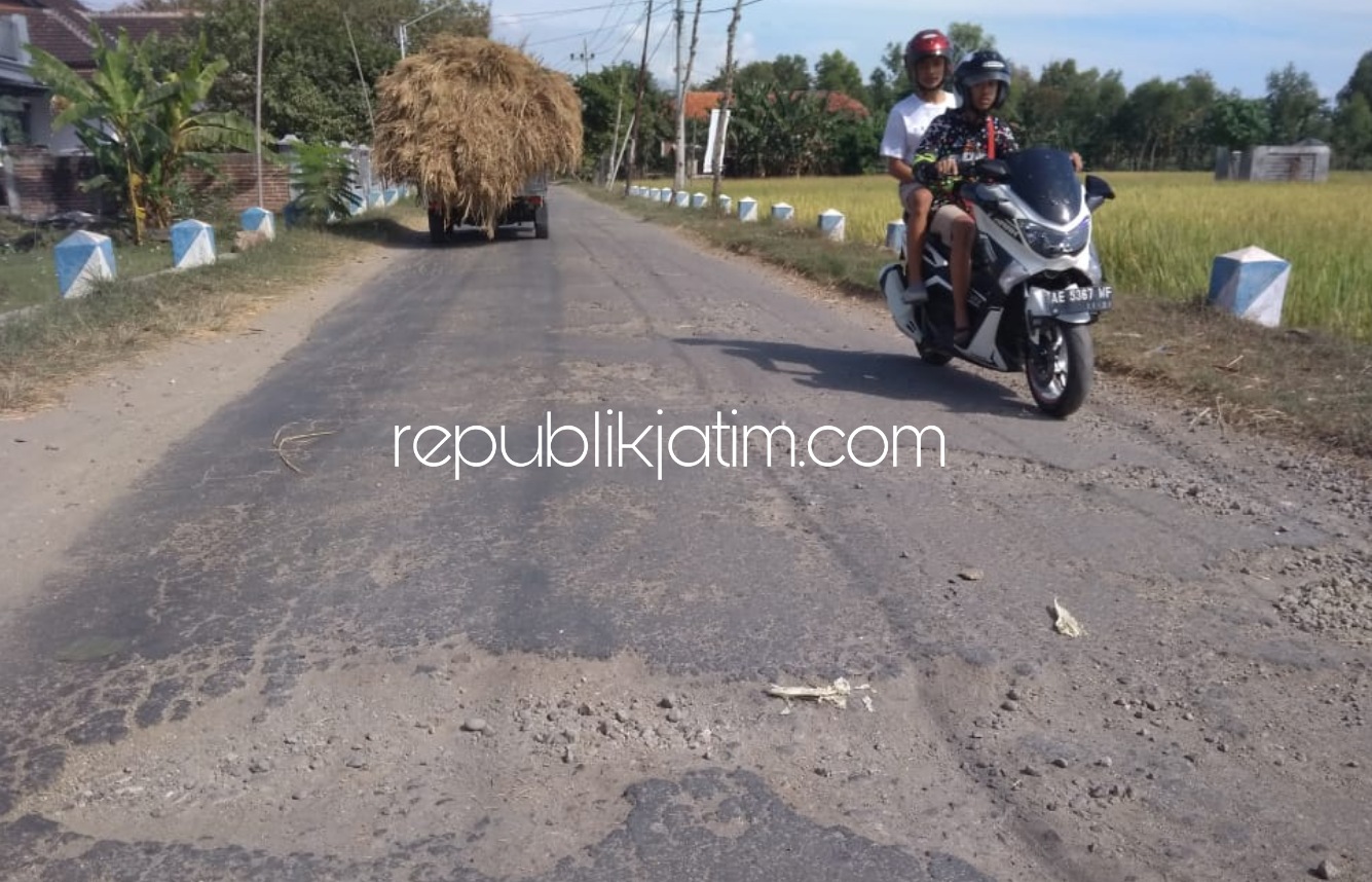MENGELUPAS - Kondisi jalan penghubung Nailan-Bancar dipenuhi aspal mengelupas jadi keluhan pengguna jalan, Minggu (12/07/2020). 