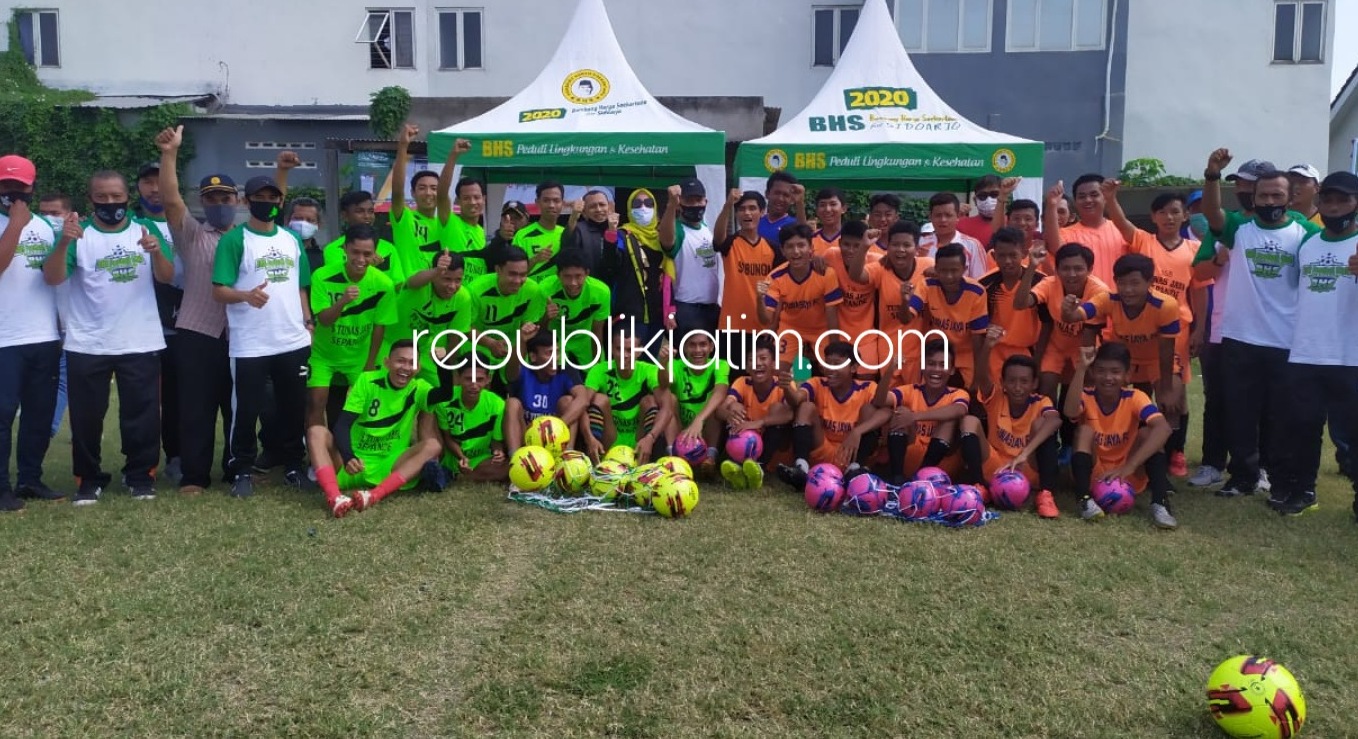 BANTUAN - Bacabup Sidoarjo, Bambang Haryo Soekartono (BHS) memberikan bantuan bola dan uang pembinaan Rp 10 juta untuk Sekolah Sepakbola (SSB) Tunas Jaya Sepande, Kecamatan Candi, Sidoarjo, Minggu (12/07/2020).